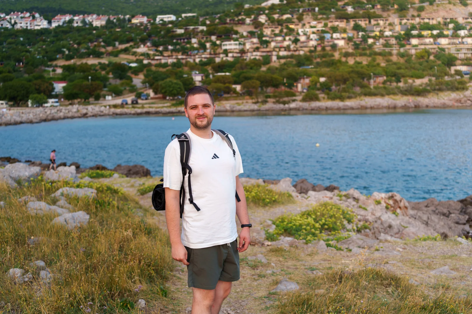 Paul Reingruber mit Rucksack an einer Küste